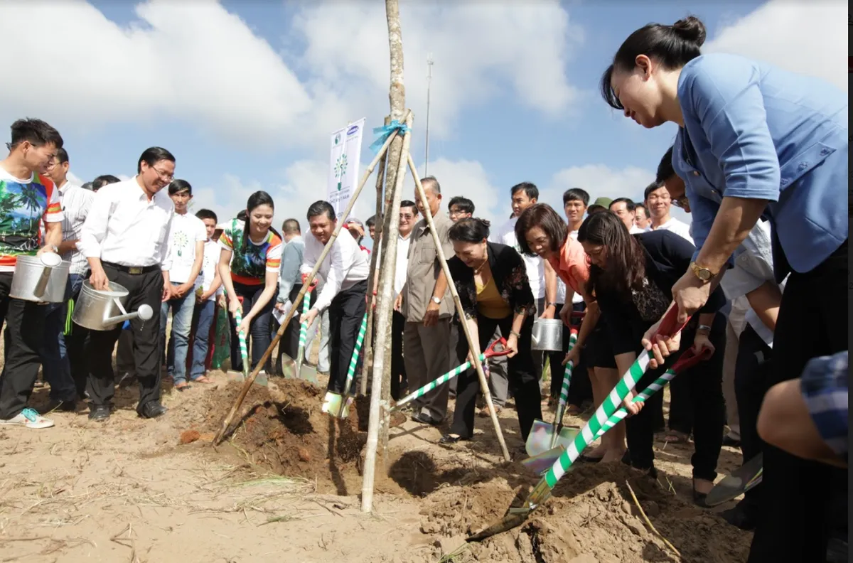 Vinamilk trồng cây xanh để tôn tạo cảnh quan nhiều khu di tích, địa danh lịch sử - Ảnh 2.