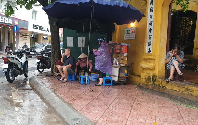 Quán ăn, trà đá lấn chiếm vỉa hè tràn lan giữa Hà Nội bất chấp lệnh cấm - Ảnh 3.