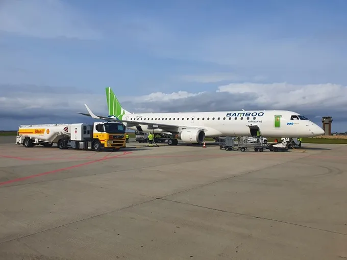 M&aacute;y bay Embraer E195 sẵn s&agrave;ng bay thẳng C&ocirc;n Đảo từ 29/9 - Ảnh 1.