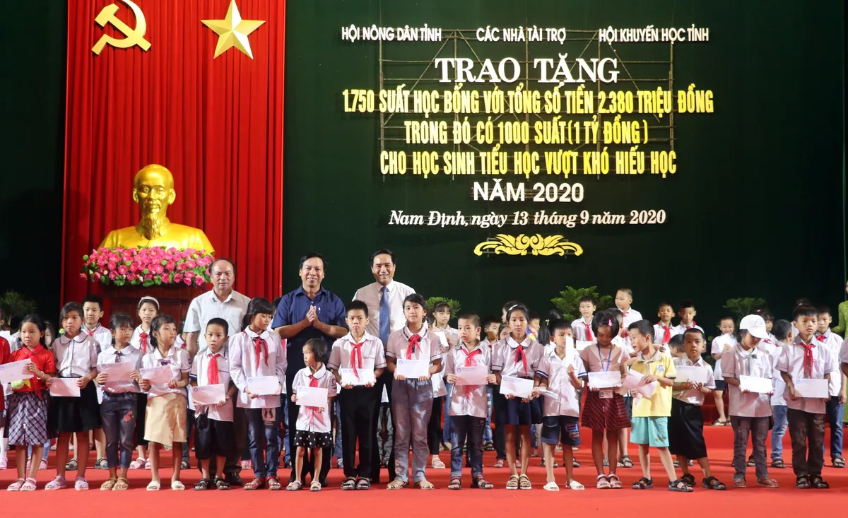 Trao hơn 1.700 suất học bổng cho học sinh có hoàn cảnh khó khăn - Ảnh 1.