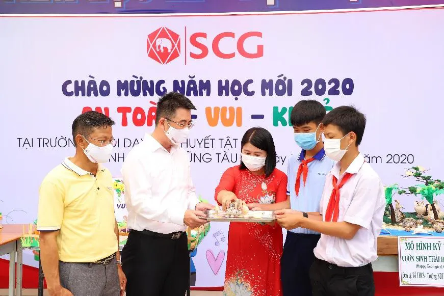 Bảo vệ sức khỏe cho trẻ khuyết tật trước COVID-19 trong năm học mới - Ảnh 1.