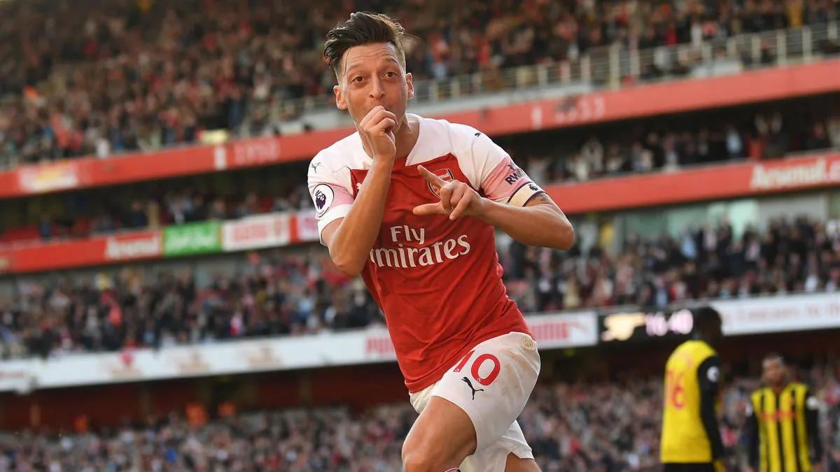 Top 10 cầu thủ hưởng lương cao nhất Ngoại hạng Anh: Aubameyang vô đối - Ảnh 2. Top 10 cầu thủ hưởng lương cao nhất Ngoại hạng Anh: Aubameyang vô đối - Ảnh 2.
