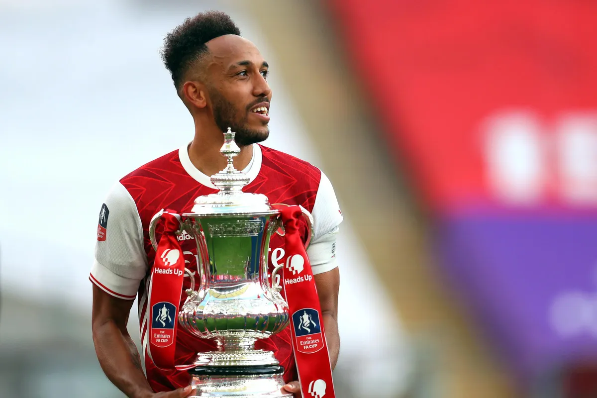 Top 10 cầu thủ hưởng lương cao nhất Ngoại hạng Anh: Aubameyang vô đối - Ảnh 1. Top 10 cầu thủ hưởng lương cao nhất Ngoại hạng Anh: Aubameyang vô đối - Ảnh 1.