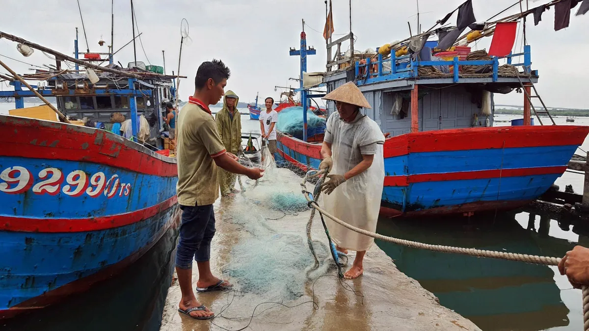 Bão số 5 đã ảnh hưởng đến đất liền Trung Bộ, mưa và gió đang mạnh dần - Ảnh 1.