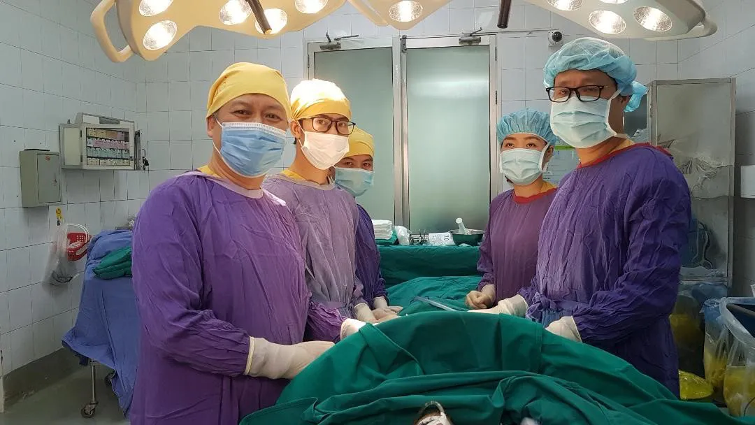 Bác sĩ lấy bật lửa, sỏi, túi nilon từ... dạ dày bệnh nhân - Ảnh 1.