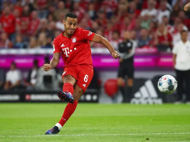 Liverpool ch&iacute;nh thức k&yacute; hợp đồng với Thiago Alcantara - Ảnh 1.