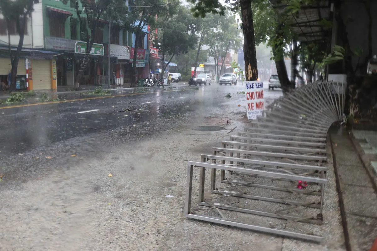 Bão số 5 đổ bộ vào đất liền, một số địa phương đã ghi nhận thiệt hại - Ảnh 5.