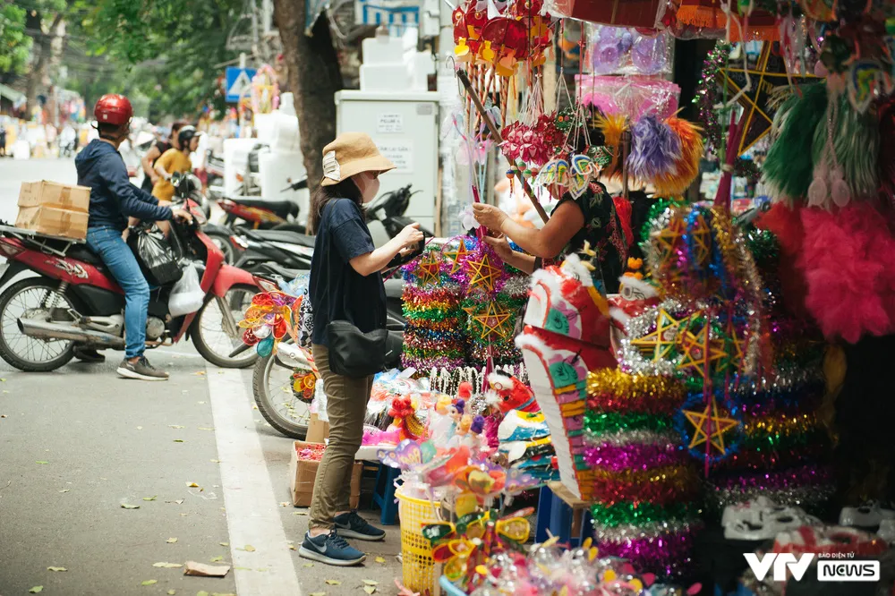 Phố Trung Thu rực rỡ, nhộn nhịp người đến check-in - Ảnh 11.