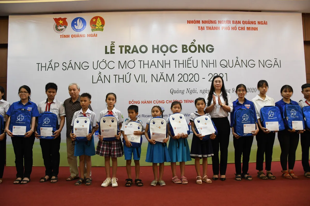 Trao học bổng hơn 500 triệu đồng cho học sinh, sinh viên, trẻ em bị nhiễm chất độc da cam - Ảnh 1.