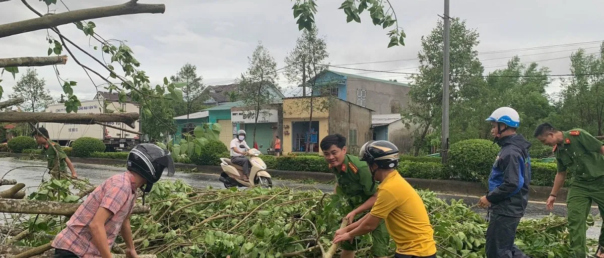 Các tỉnh miền Trung tập trung khắc phục hậu quả của bão số 5 - Ảnh 1.