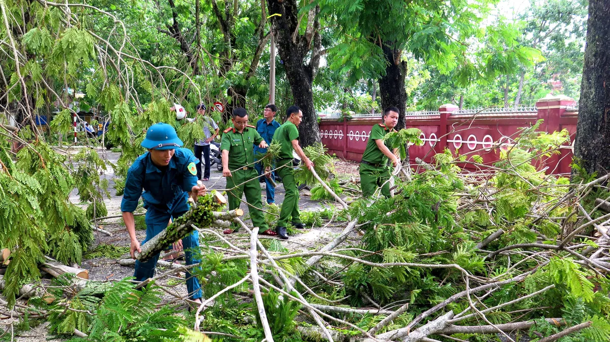 Phó Thủ tướng yêu cầu tập trung khắc phục hậu quả bão số 5 và ứng phó với mưa lũ - Ảnh 1.