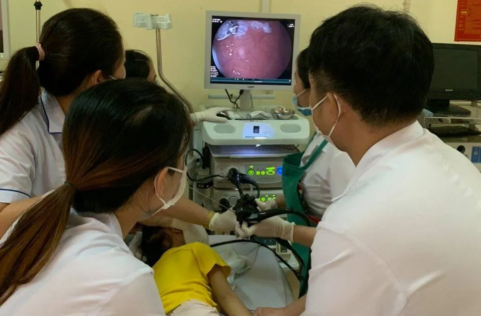 Nội soi lấy chiếc nhẫn trong tá tràng bé 4 tuổi - Ảnh 1. Nội soi lấy chiếc nhẫn trong tá tràng bé 4 tuổi - Ảnh 1.