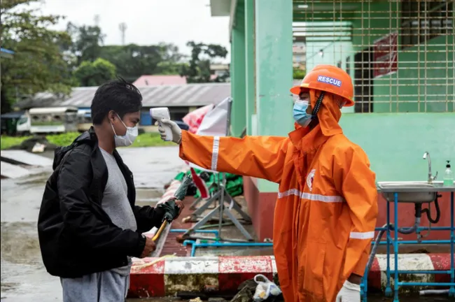 Myanmar bắt giữ gần 450 người vi phạm lệnh giới nghiêm - Ảnh 2.