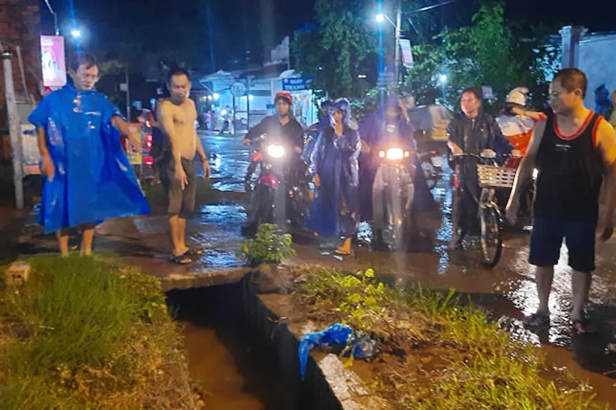 Mưa lớn cuốn 1 người lọt xuống mương, mất tích - Ảnh 1. Mưa lớn cuốn 1 người lọt xuống mương, mất tích - Ảnh 1.