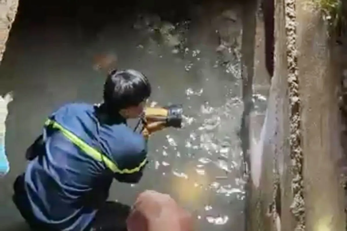 Mưa lớn cuốn 1 người lọt xuống mương, mất tích - Ảnh 2. Mưa lớn cuốn 1 người lọt xuống mương, mất tích - Ảnh 2.