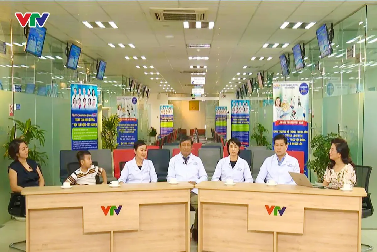 Cảm động b&eacute; 6 tuổi bị &ldquo;kho&egrave;o ch&acirc;n&rdquo; ki&ecirc;n tr&igrave; điều trị để đi lại b&igrave;nh thường - Ảnh 1.