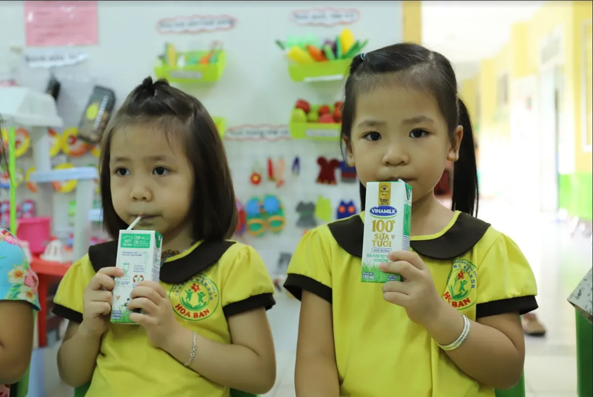 Sữa học đường giảm bớt gánh lo cho phụ huynh giữa mùa COVID-19 - Ảnh 2. Sữa học đường giảm bớt gánh lo cho phụ huynh giữa mùa COVID-19 - Ảnh 2.