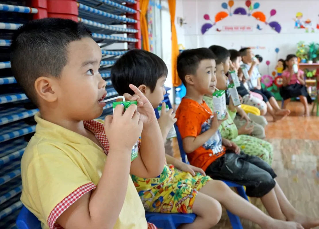Sữa học đường giảm bớt gánh lo cho phụ huynh giữa mùa COVID-19 - Ảnh 3. Sữa học đường giảm bớt gánh lo cho phụ huynh giữa mùa COVID-19 - Ảnh 3.