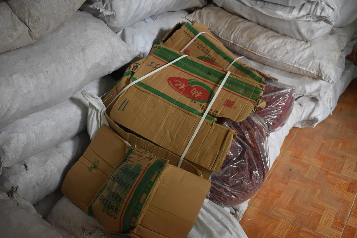 Bắt lô nguyên liệu thuốc đông y nhập lậu trị giá 2,7 tỷ đồng - Ảnh 1.
