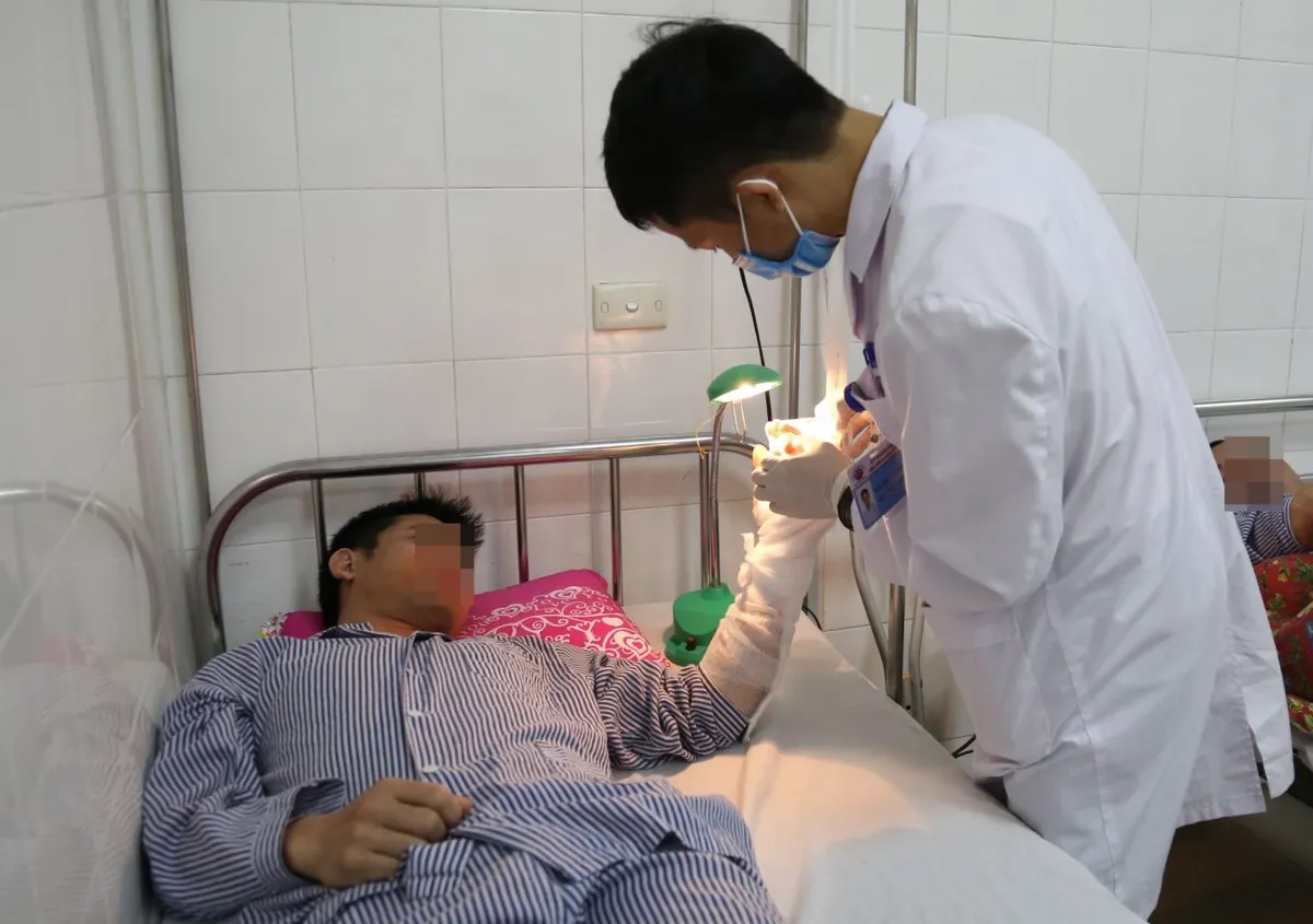 Làm chủ kỹ thuật vi phẫu nối chi thể đứt rời phức tạp - Ảnh 3. Làm chủ kỹ thuật vi phẫu nối chi thể đứt rời phức tạp - Ảnh 3.
