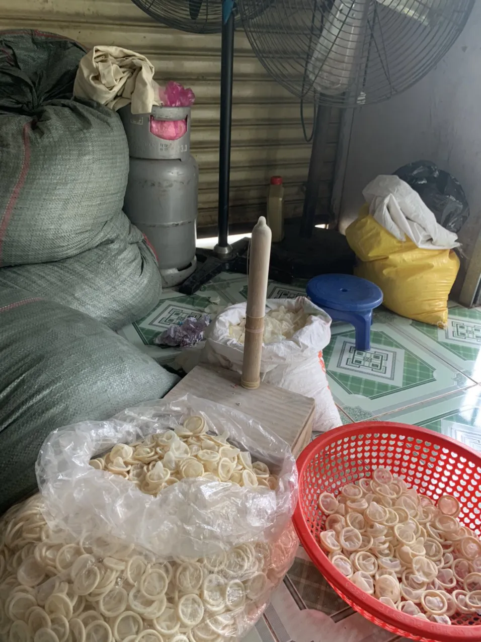 Từ găng tay y tế đến bao cao su giả: Người tiêu dùng giữa ma trận hàng giả, hàng nhái - Ảnh 1.