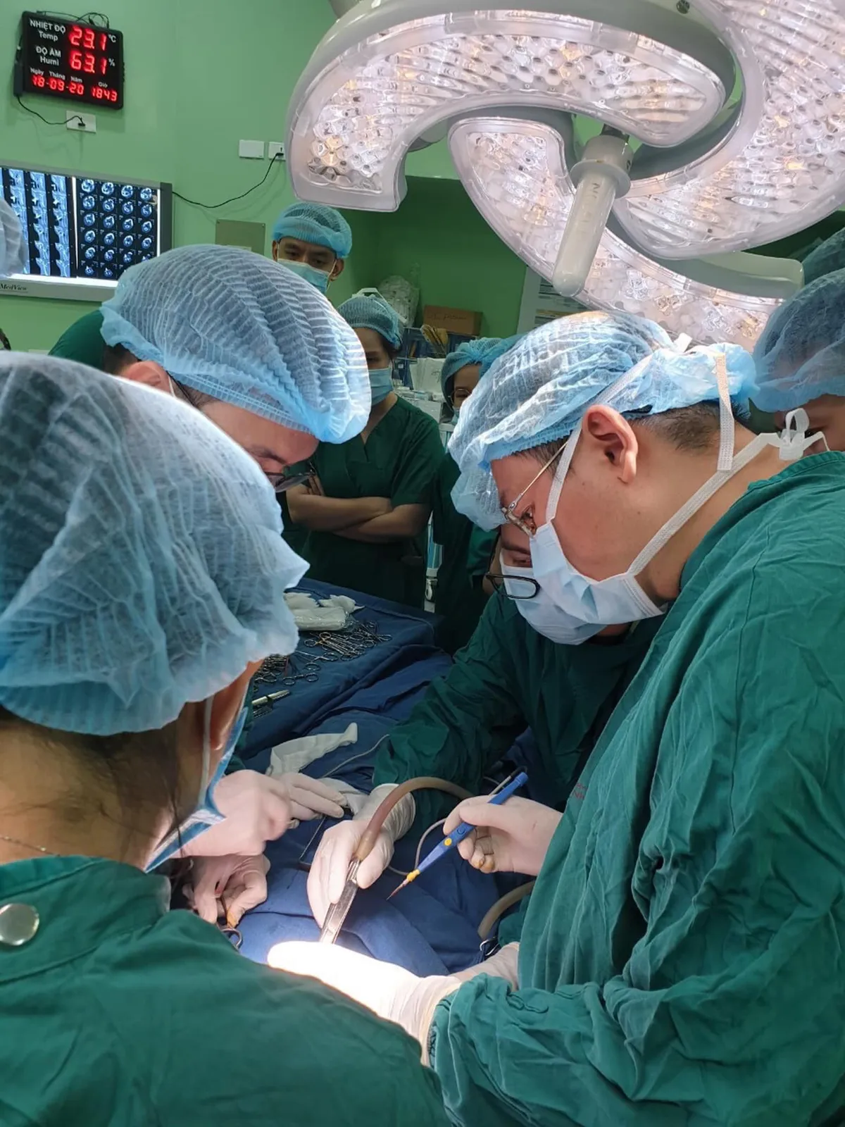 Cứu bé 7 tuổi bị kéo đâm xuyên cổ - Ảnh 1. Cứu bé 7 tuổi bị kéo đâm xuyên cổ - Ảnh 1.