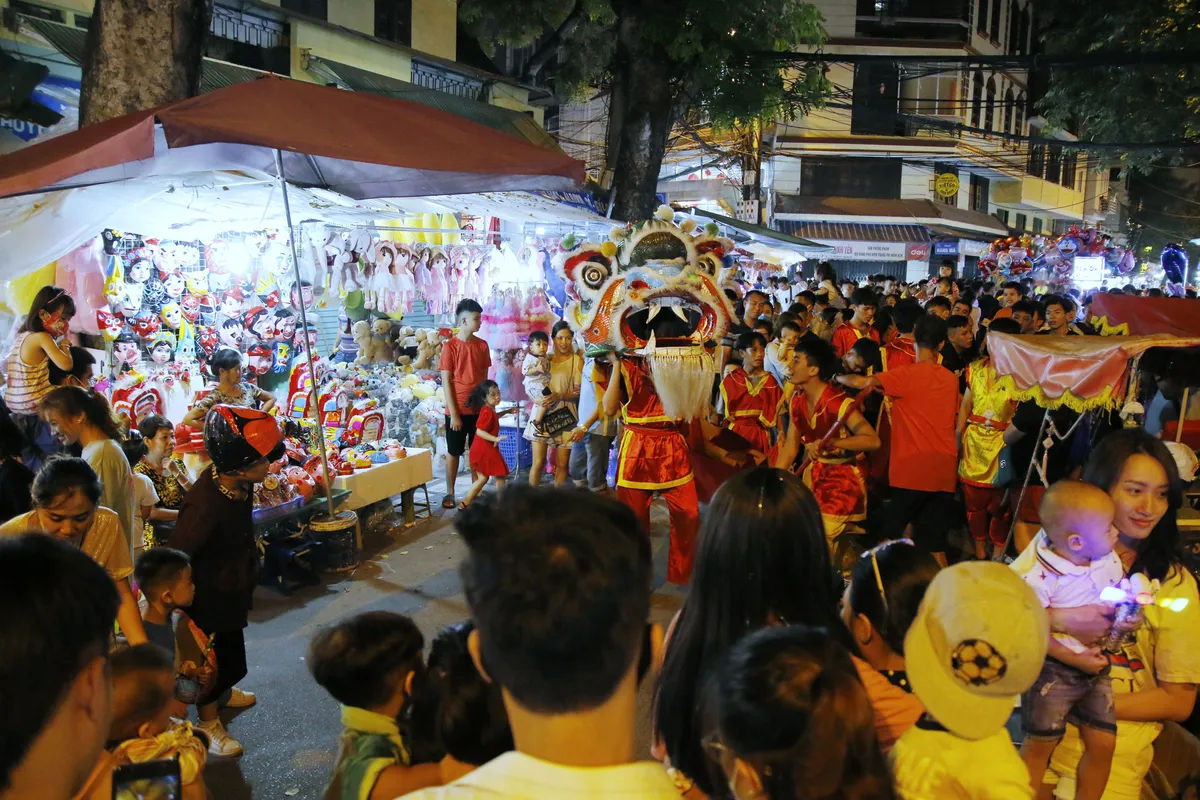 Phố Hàng Mã đông kín người chơi Trung Thu - Ảnh 2.