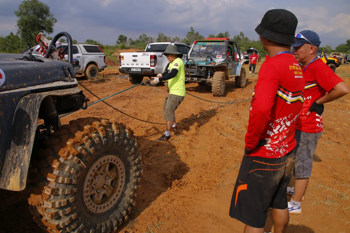 Hình ảnh đầy bùn đất từ giải offroad hành xe lớn nhất Việt Nam - Ảnh 10.