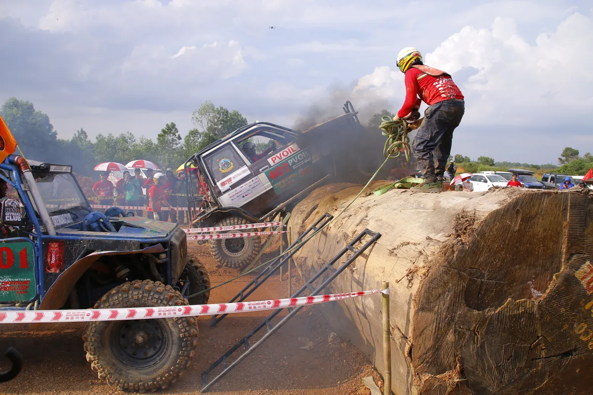 Hình ảnh đầy bùn đất từ giải offroad hành xe lớn nhất Việt Nam - Ảnh 1.