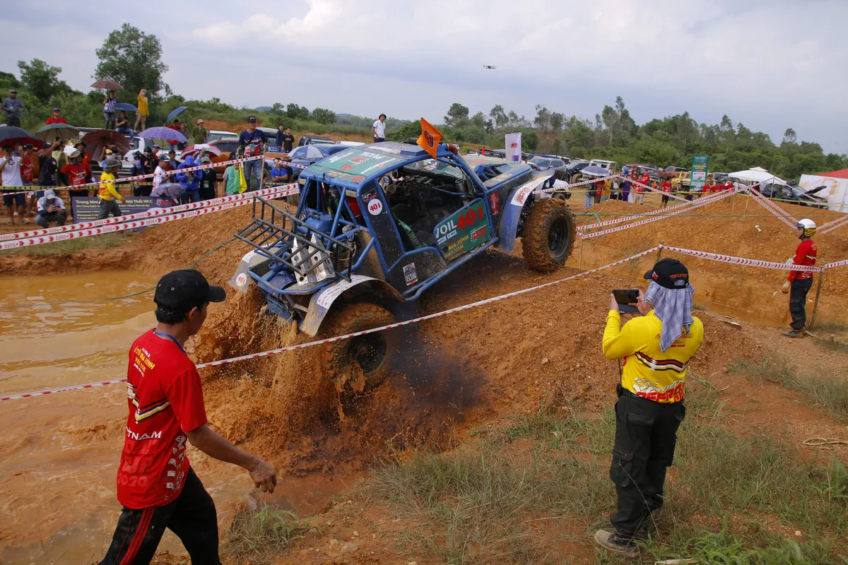 Hình ảnh đầy bùn đất từ giải offroad hành xe lớn nhất Việt Nam - Ảnh 2.