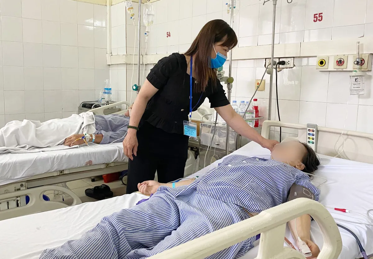 Cứu bệnh nhân thủng động mạch chủ bụng nguy kịch do lao - Ảnh 2. Cứu bệnh nhân thủng động mạch chủ bụng nguy kịch do lao - Ảnh 2.