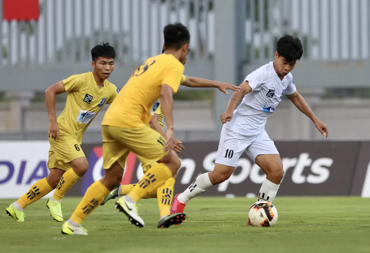 HLV Troussier công bố danh sách tập trung U17 Việt Nam đợt 1-2020 - Ảnh 1. HLV Troussier công bố danh sách tập trung U17 Việt Nam đợt 1-2020 - Ảnh 1.