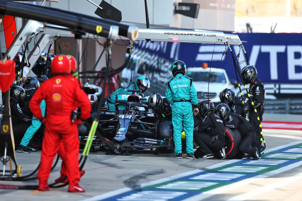 Vì sao Lewis Hamilton bị phạt 10 giây tại GP Nga? - Ảnh 1. Vì sao Lewis Hamilton bị phạt 10 giây tại GP Nga? - Ảnh 1.