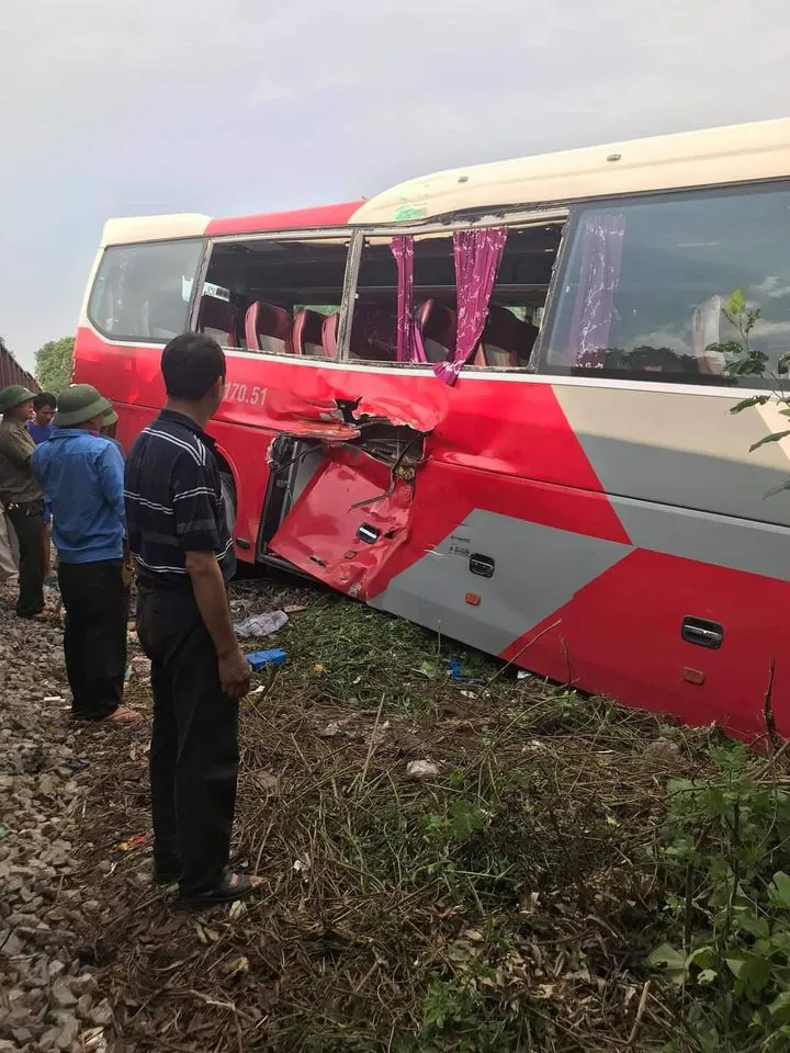 Tàu hỏa đâm ngang xe đưa đón học sinh, 2 em nhỏ cấp cứu - Ảnh 3.