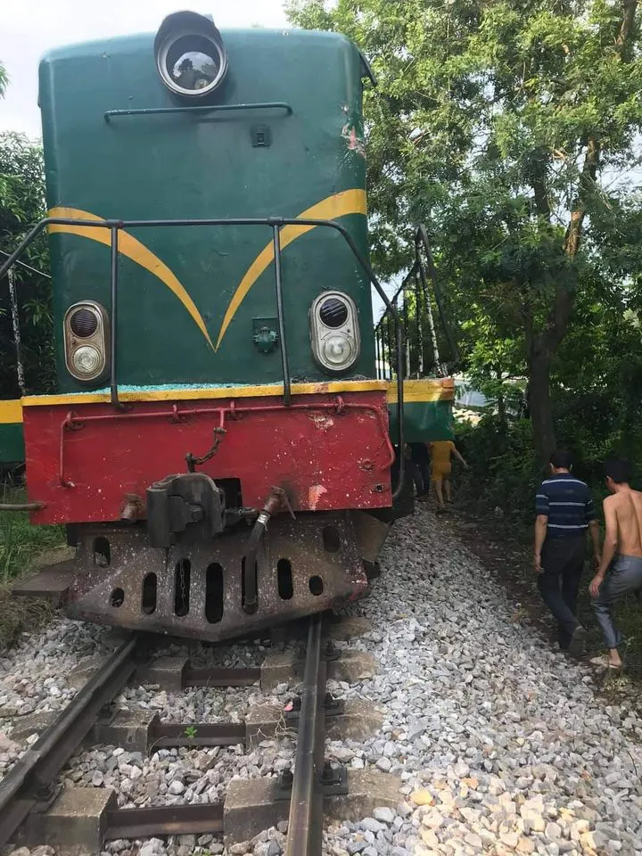 Tàu hỏa đâm ngang xe đưa đón học sinh, 2 em nhỏ cấp cứu - Ảnh 2.