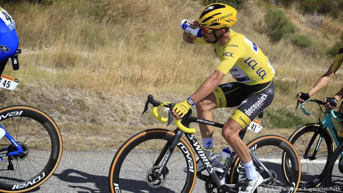 Julian Alaphilippe bị tước áo vàng sau chặng 5 Tour de France 2020 - Ảnh 3. Julian Alaphilippe bị tước áo vàng sau chặng 5 Tour de France 2020 - Ảnh 3.