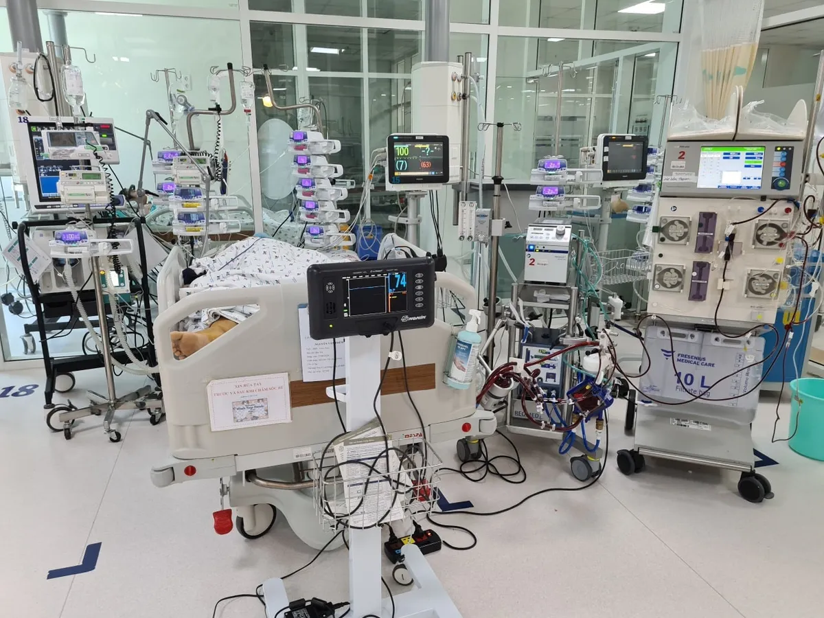Mẹ mất sớm, bố đi bước nữa, bé trai mắc bệnh hiểm nghèo thiếu tiền điều trị - Ảnh 1.