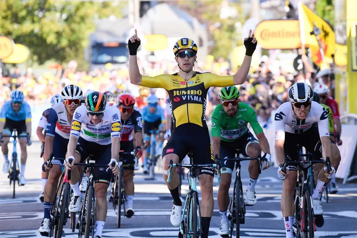 Julian Alaphilippe bị tước áo vàng sau chặng 5 Tour de France 2020 - Ảnh 1. Julian Alaphilippe bị tước áo vàng sau chặng 5 Tour de France 2020 - Ảnh 1.