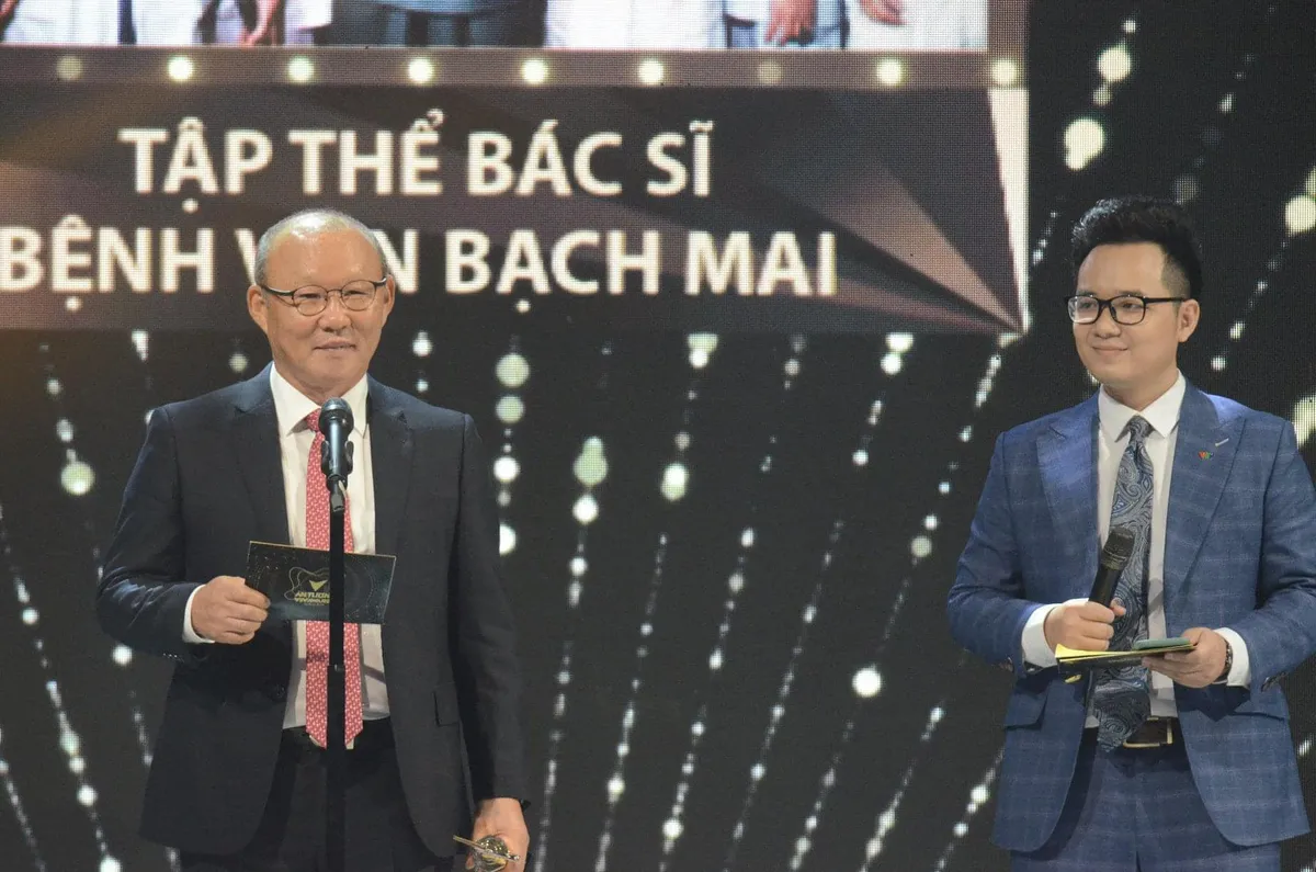 VTV Awards 2020: Nhân vật của năm gọi tên tập thể y bác sĩ Bệnh viện Bạch Mai - Ảnh 1.