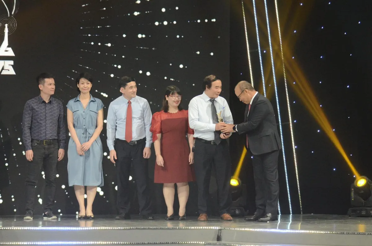 VTV Awards 2020: Nhân vật của năm gọi tên tập thể y bác sĩ Bệnh viện Bạch Mai - Ảnh 2.