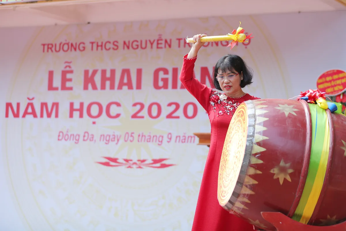 Hơn 2.000 giáo viên, học sinh Trường THCS Nguyễn Trường Tộ, Hà Nội khai giảng năm học mới - Ảnh 5.