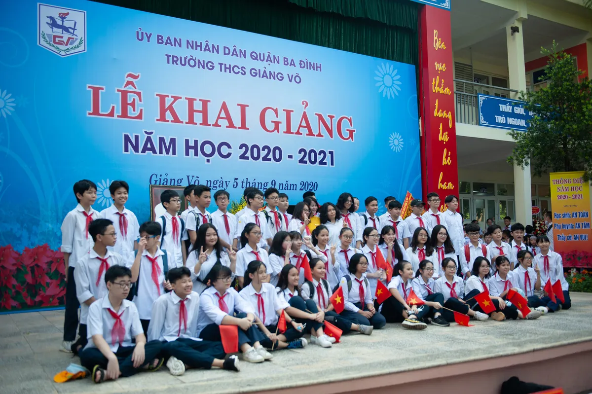 Học sinh Thủ đô hân hoan chào đón năm học mới 2020-2021 - Ảnh 14.