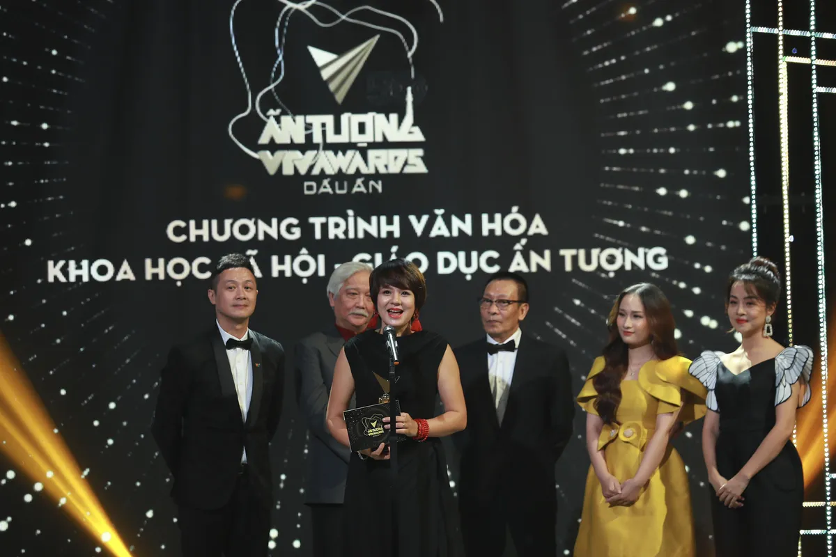 Quán thanh xuân: Về nhà xem phim chiến thắng ở VTV Awards 2020 - Ảnh 1.