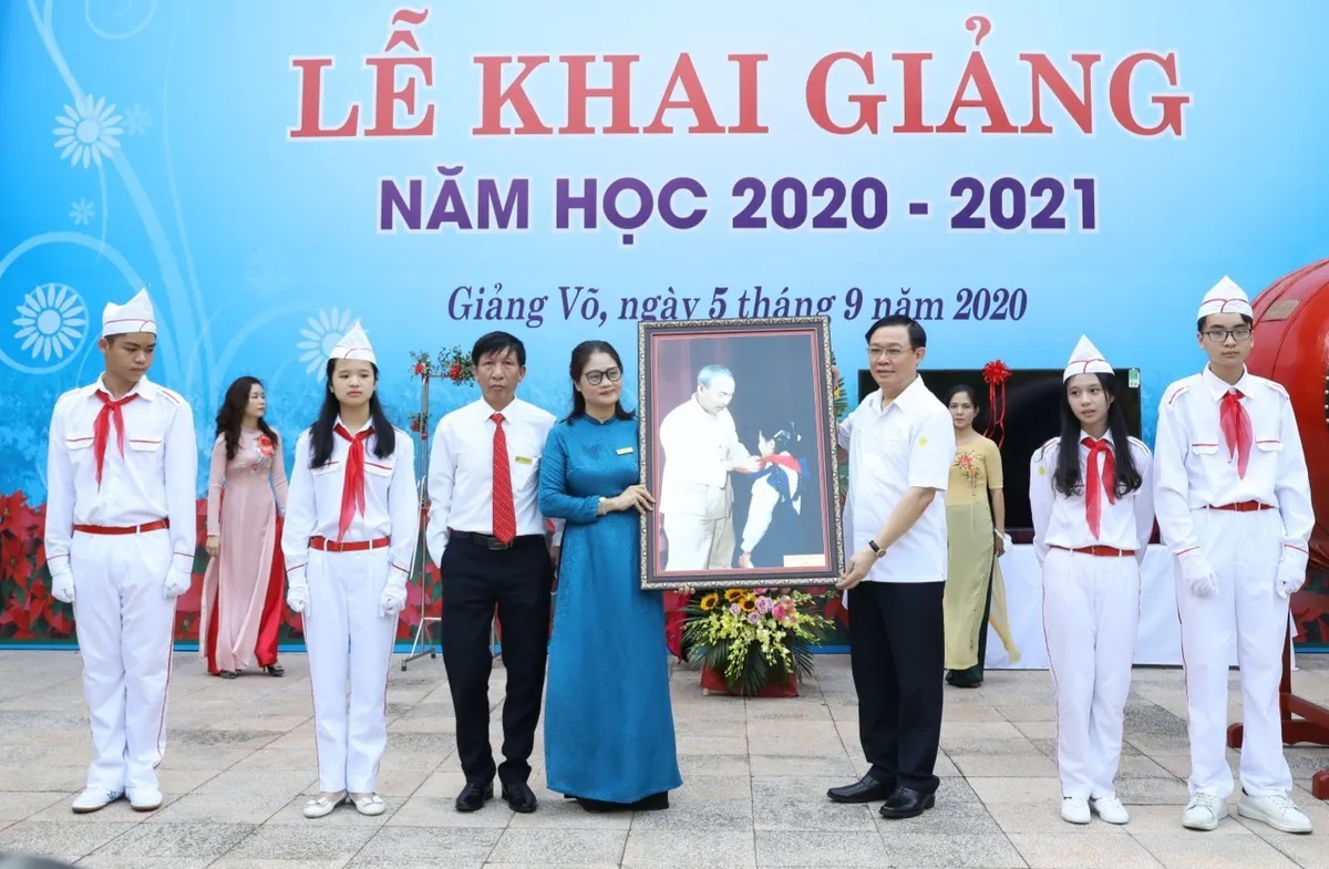 Học sinh Thủ đô hân hoan chào đón năm học mới 2020-2021 - Ảnh 7.