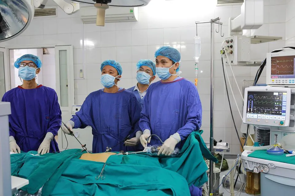 Nội soi lấy 9 viên sỏi trong ống mật chủ bệnh nhân - Ảnh 1. Nội soi lấy 9 viên sỏi trong ống mật chủ bệnh nhân - Ảnh 1.