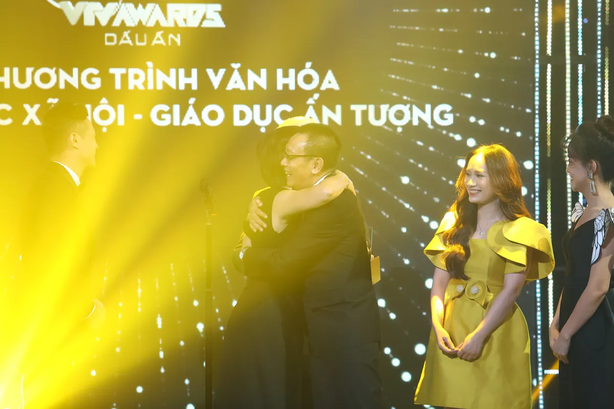 Quán thanh xuân: Về nhà xem phim chiến thắng ở VTV Awards 2020 - Ảnh 4.