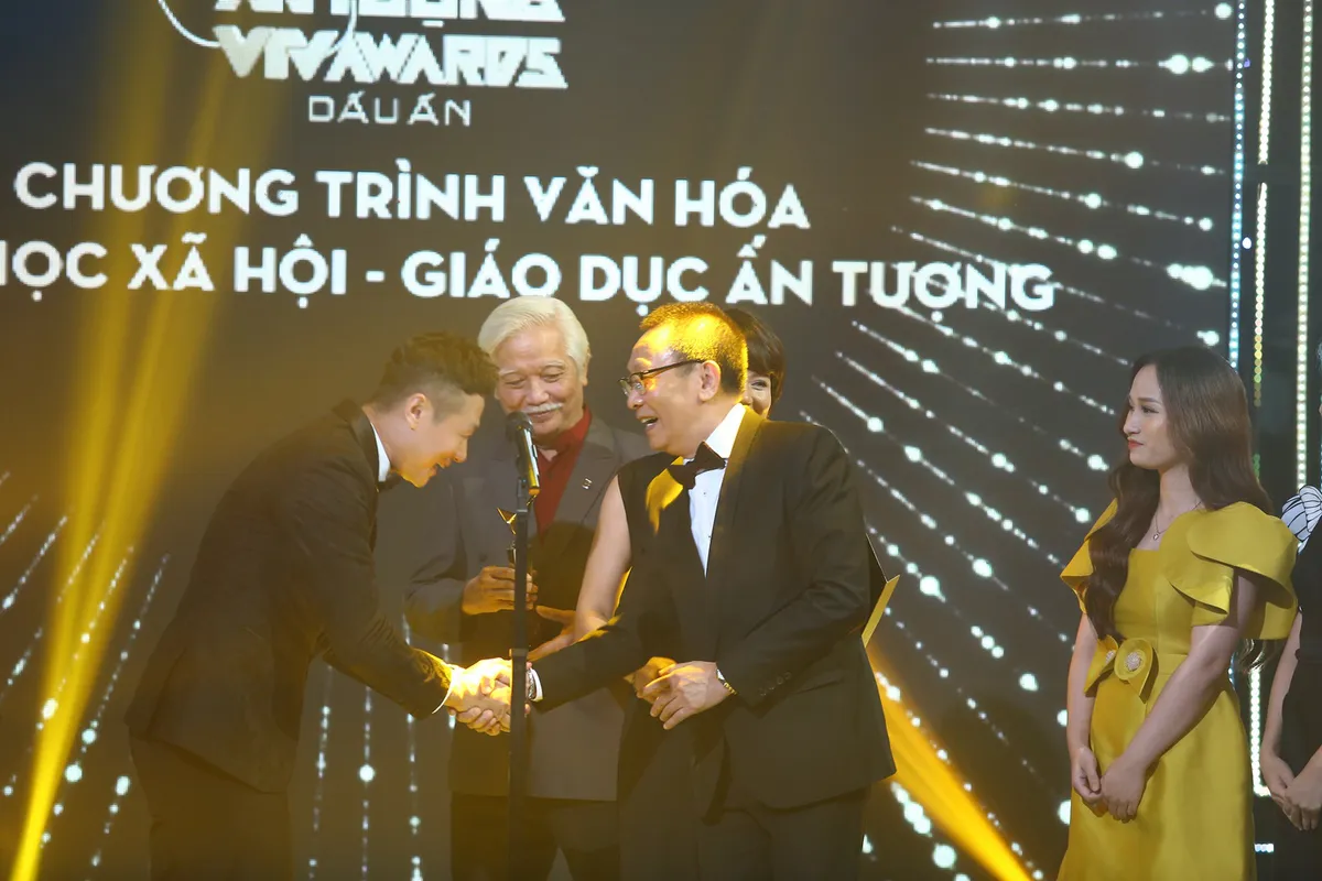 Quán thanh xuân: Về nhà xem phim chiến thắng ở VTV Awards 2020 - Ảnh 5.