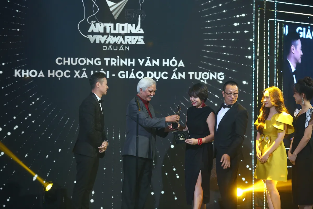 Quán thanh xuân: Về nhà xem phim chiến thắng ở VTV Awards 2020 - Ảnh 6.