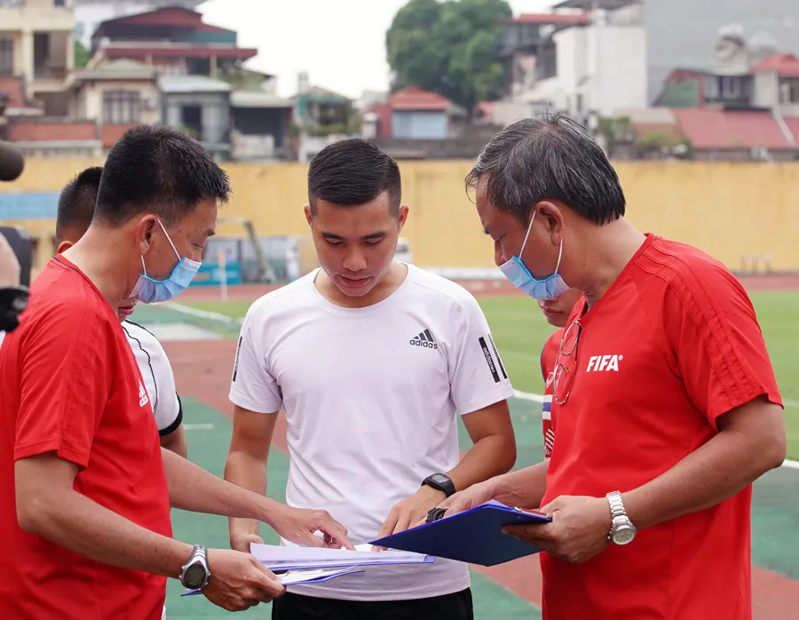 2 trợ lý trọng tài không vượt qua được bài kiểm tra thể lực trong đợt tập huấn giữa mùa giải - Ảnh 3.