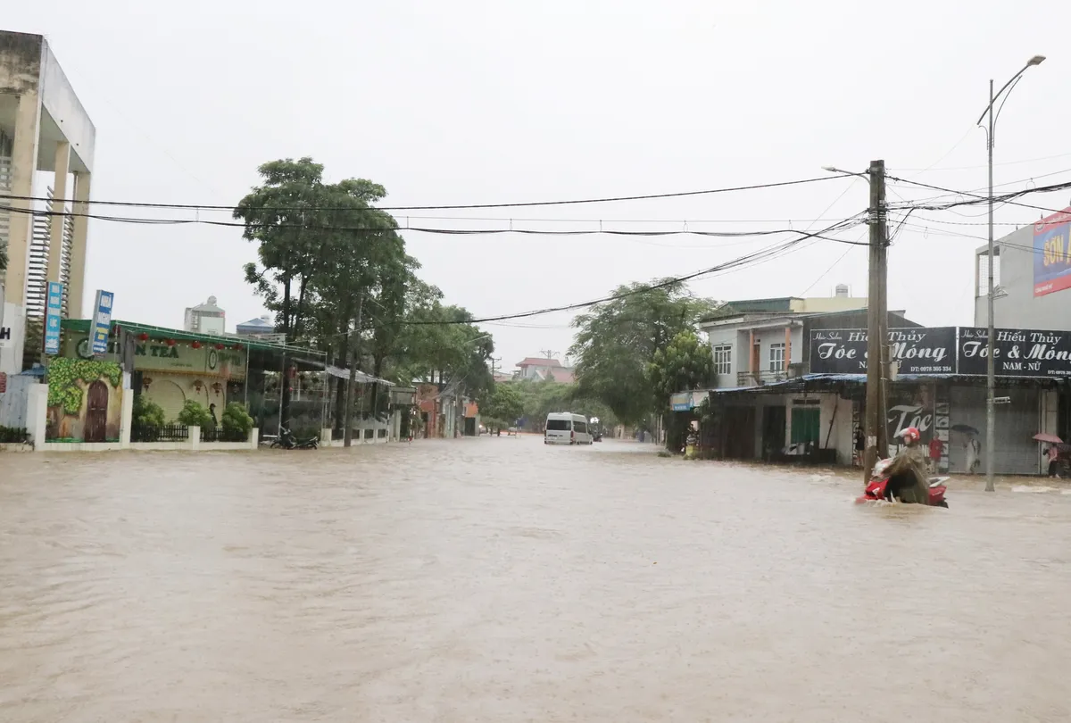 Mưa to về đêm và sáng, Bắc Bộ đề phòng lốc, sét, gió giật mạnh - Ảnh 1.